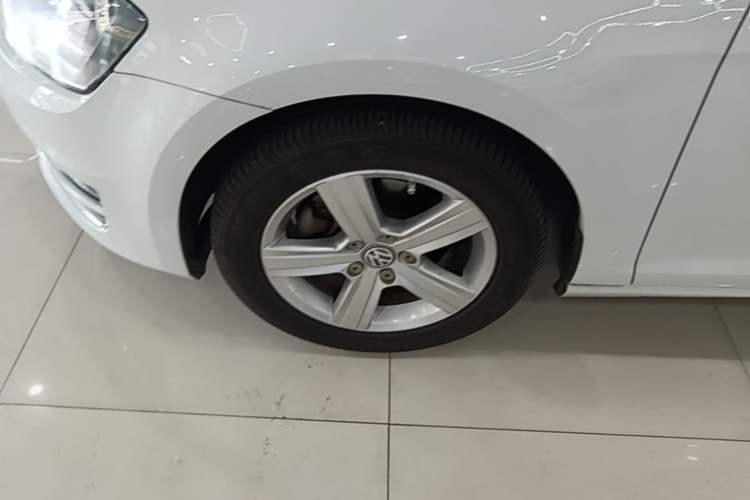 Used Volkswagen Golf 2014 1.4TSI Automatic Comfort Model Left Front Wheel Hub
