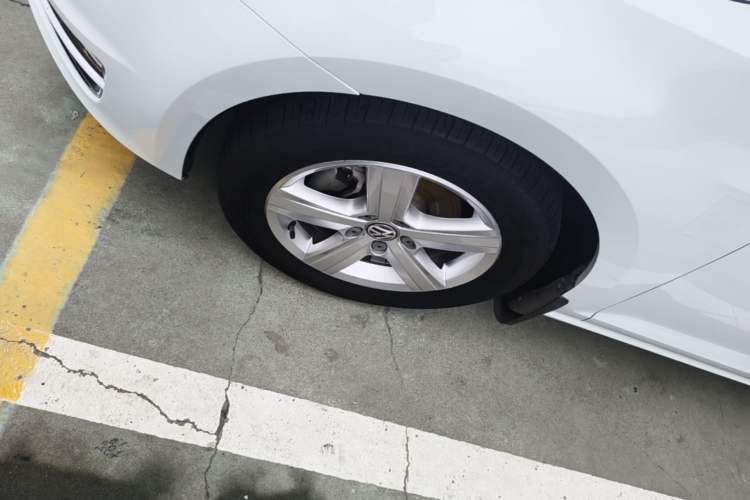 Used Volkswagen Golf 2014 1.4TSI Automatic Luxury Model Left Front Wheel Hub