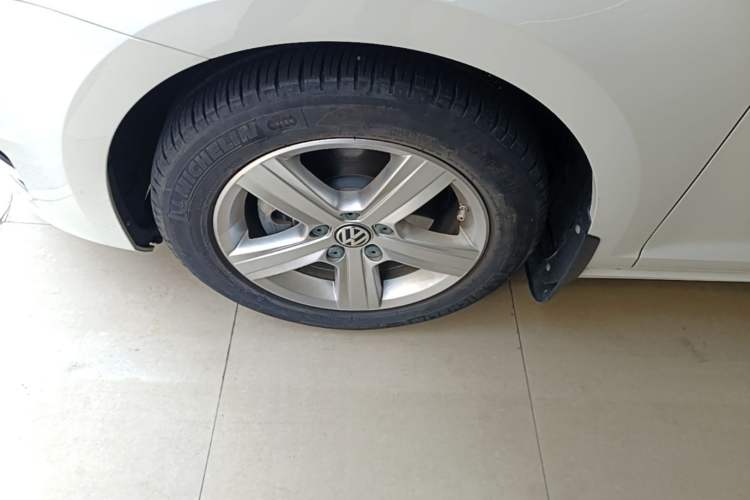 Used Volkswagen Golf 2014 1.4TSI Automatic Luxury Model Left Front Wheel Hub