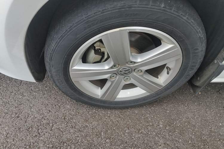 Used Volkswagen Golf 2014 1.4TSI Automatic Comfort Model Left Front Wheel Hub
