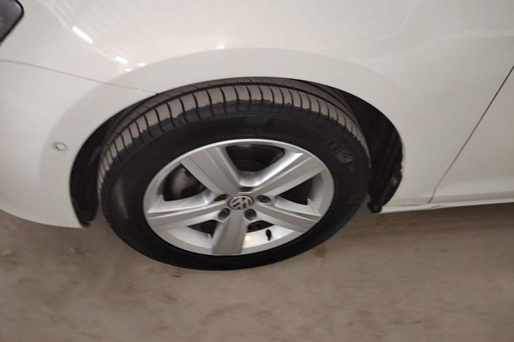 Used Volkswagen Golf 2014 1.4TSI Luxury Travel Edition Left Front Wheel Hub