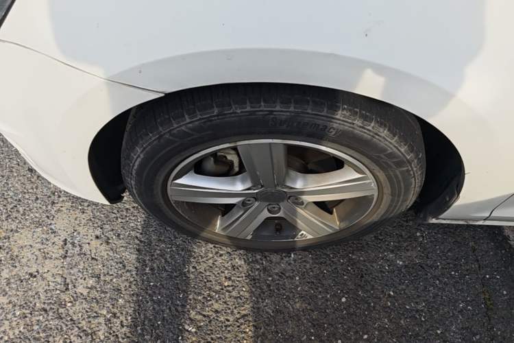 Used Volkswagen Golf 2014 1.4TSI Automatic Comfort Model Left Front Wheel Hub