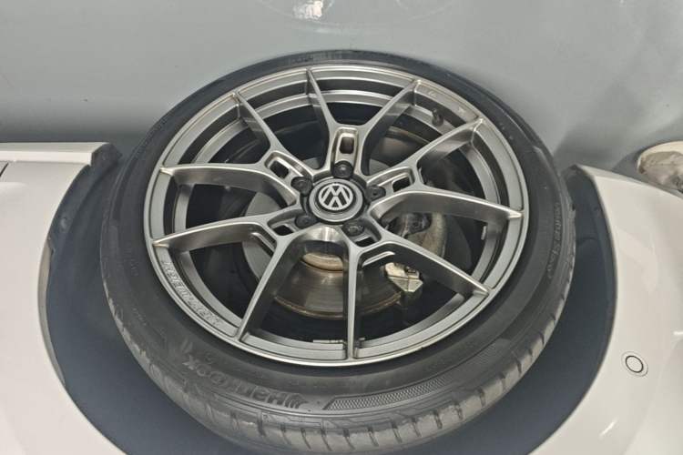 Used Volkswagen Golf 2014 1.4TSI Luxury Travel Edition Left Front Wheel Hub
