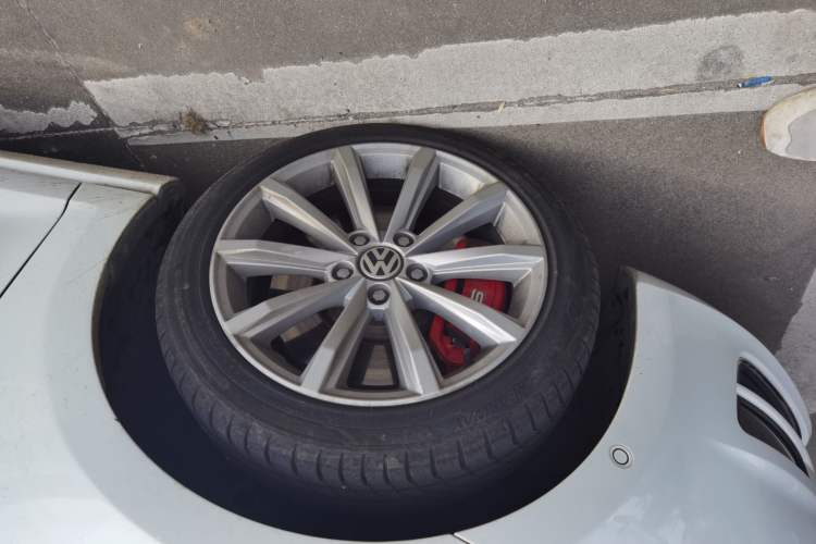 Used Volkswagen Golf 2014 1.4TSI Luxury Travel Edition Left Front Wheel Hub