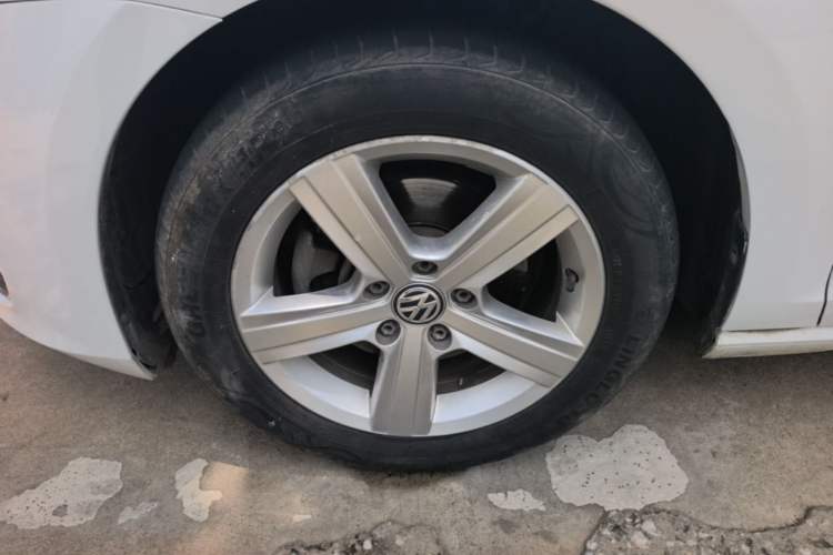 Used Volkswagen Golf 2014 1.4TSI Automatic Comfort Model Left Front Wheel Hub