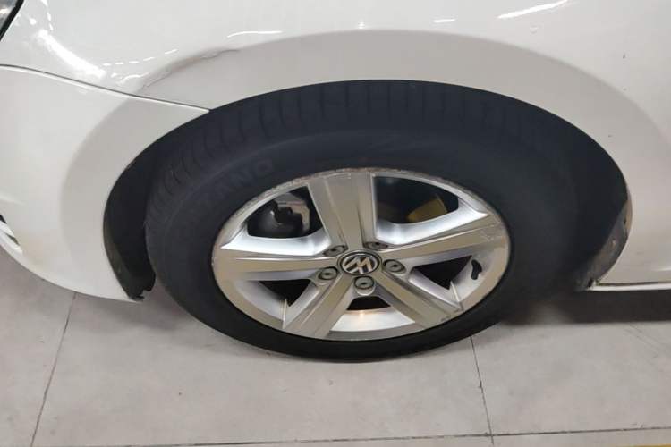 Used Volkswagen Golf 2014 1.6L Automatic Comfort Model Left Front Wheel Hub