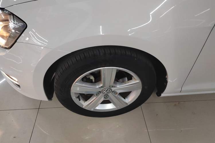 Used Volkswagen Golf 2014 1.4TSI Automatic Comfort Model Left Front Wheel Hub