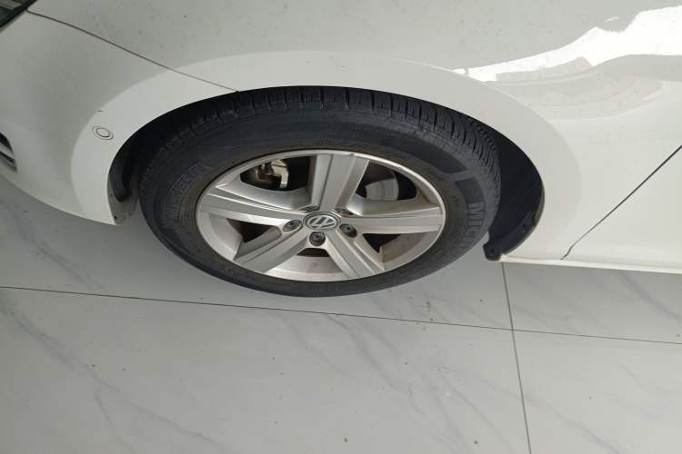 Used Volkswagen Golf 2014 1.4TSI Luxury Travel Edition Left Front Wheel Hub