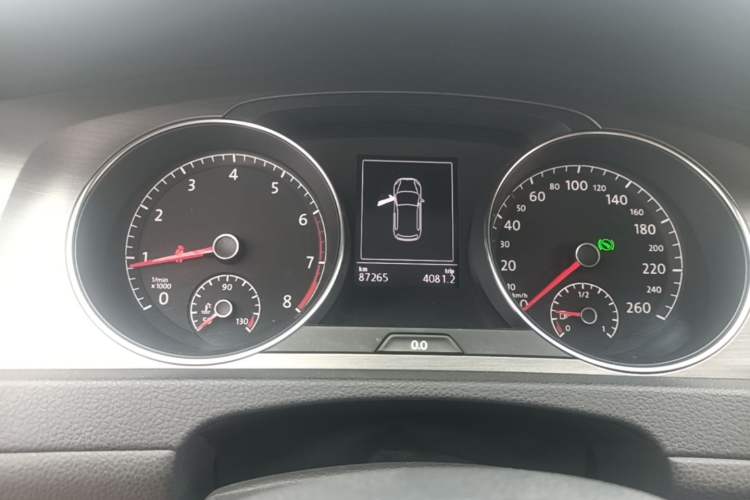 Used Volkswagen Golf 2014 1.4TSI Automatic Comfort Model Odometer Close Up