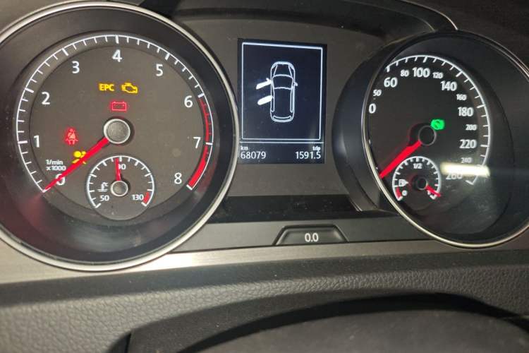 Used Volkswagen Golf 2014 1.4TSI Automatic Comfort Model Odometer Close Up
