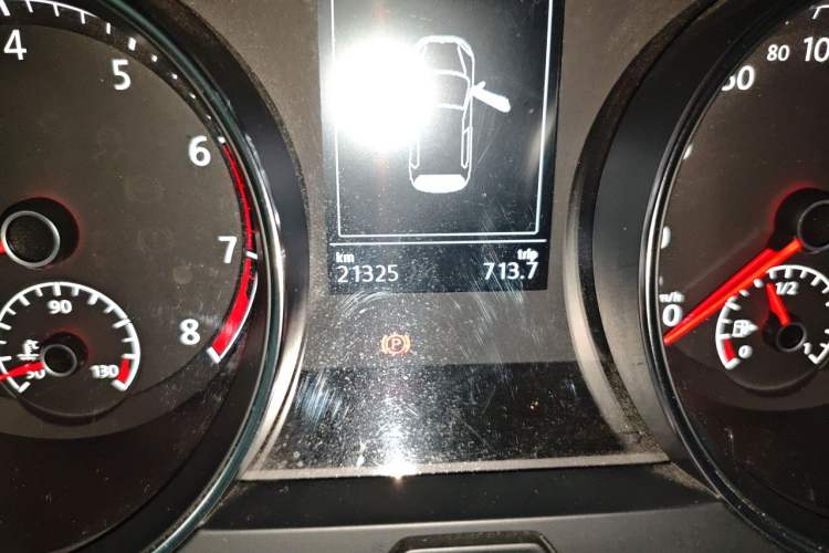 Used Volkswagen Golf 2014 1.6L Automatic Comfort Model Odometer Close Up