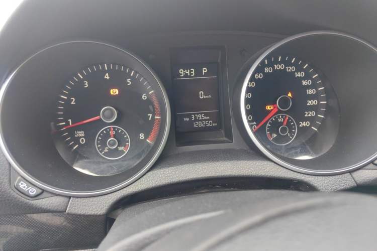 Used Volkswagen Golf 2014 1.6L Automatic Comfort Model Odometer Close Up