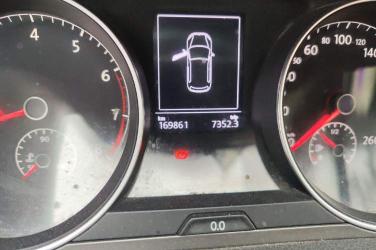 Used Volkswagen Golf 2014 1.4 TSI Manual Comfort Model Odometer Close Up