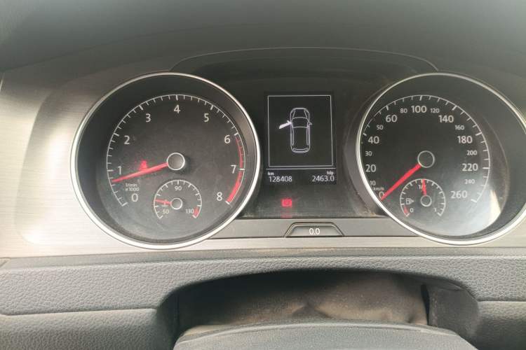 Used Volkswagen Golf 2014 1.4 TSI Manual Comfort Model Odometer Close Up