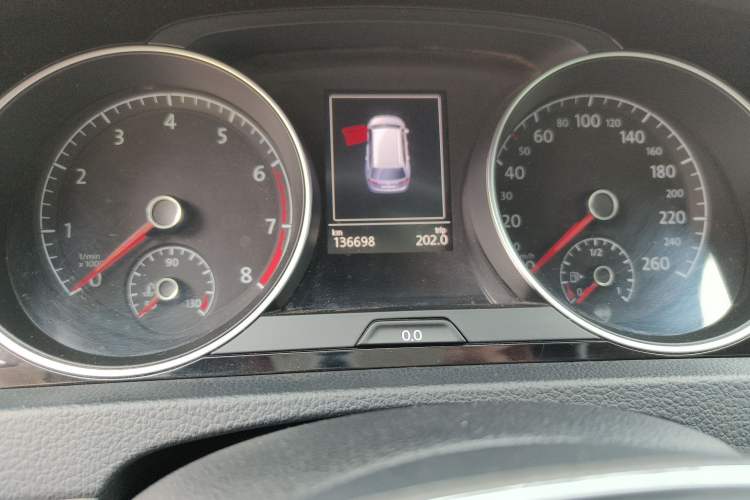 Used Volkswagen Golf 2014 1.4TSI Luxury Travel Edition Odometer Close Up