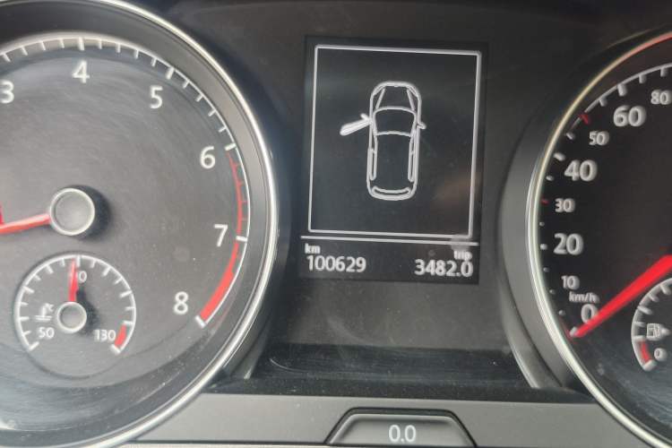 Used Volkswagen Golf 2014 1.4TSI Automatic Comfort Model Odometer Close Up
