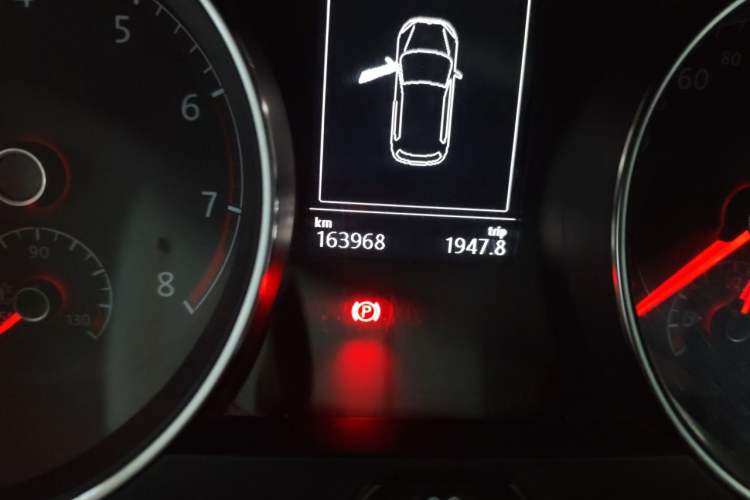 Used Volkswagen Golf 2014 1.4 TSI Manual Comfort Model Odometer Close Up