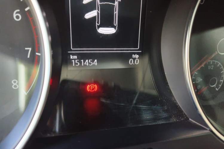 Used Volkswagen Golf 2014 1.4TSI Automatic Comfort Model Odometer Close Up