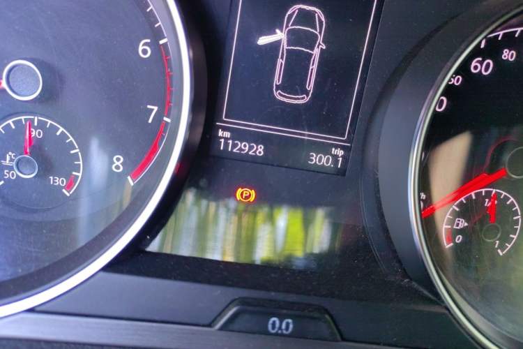 Used Volkswagen Golf 2014 1.4TSI Automatic Comfort Model Odometer Close Up