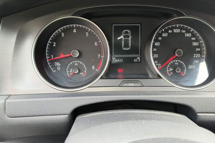Used Volkswagen Golf 2014 1.4TSI Automatic Comfort Model Odometer Close Up
