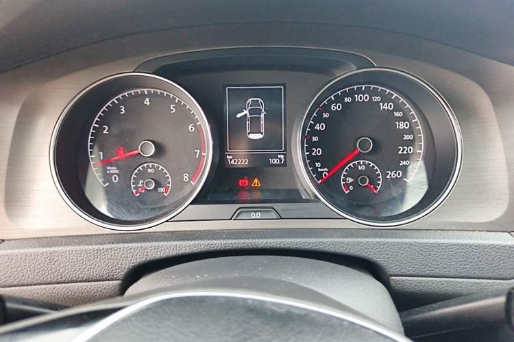 Used Volkswagen Golf 2014 1.4 TSI Manual Comfort Model Odometer Close Up