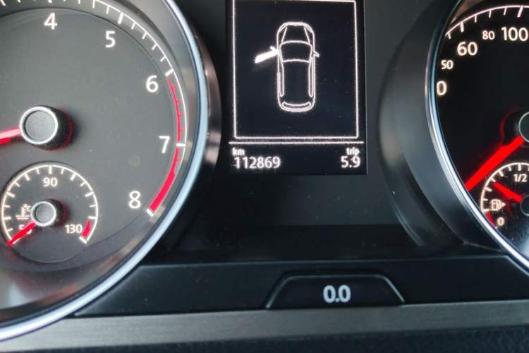 Used Volkswagen Golf 2014 1.4TSI Automatic Comfort Model Odometer Close Up