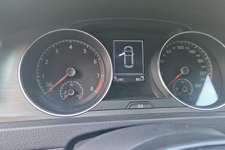 Used Volkswagen Golf 2014 1.4TSI Automatic Luxury Model Odometer Close Up