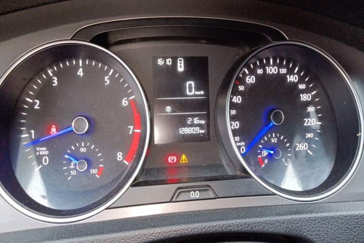 Used Volkswagen Golf 2014 1.6L Manual Fashion Edition Odometer Close Up