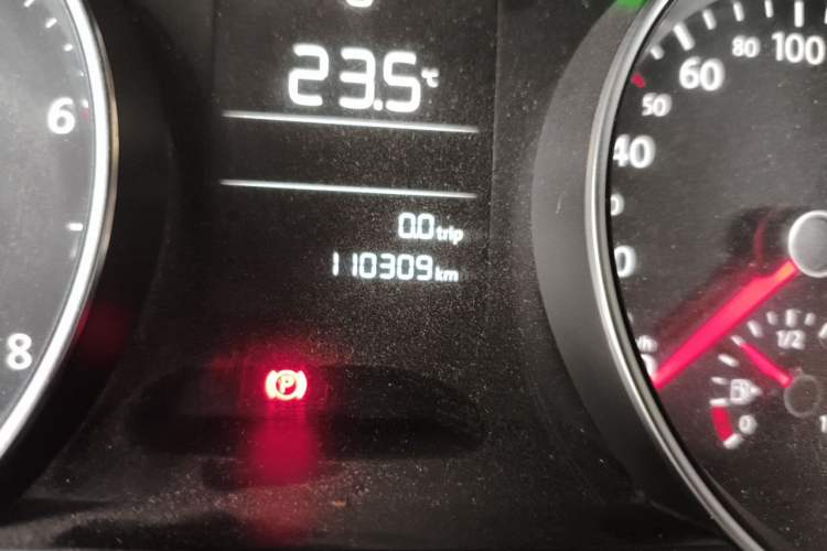 Used Volkswagen Golf 2014 1.6L Manual Fashion Edition Odometer Close Up