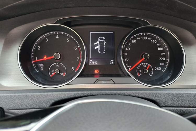 Used Volkswagen Golf 2014 1.4TSI Automatic Luxury Model Odometer Close Up
