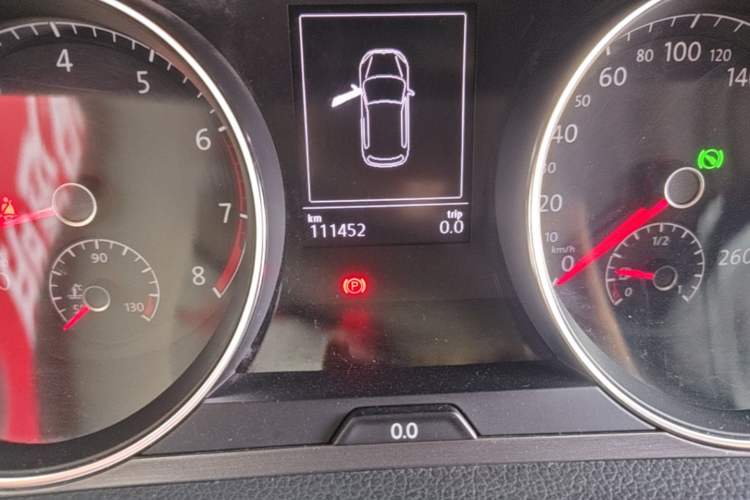 Used Volkswagen Golf 2014 1.4TSI Automatic Comfort Model Odometer Close Up
