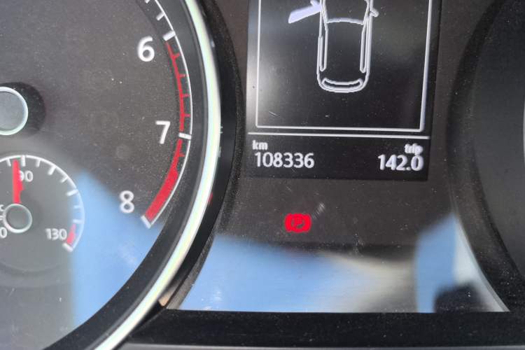 Used Volkswagen Golf 2014 1.4 TSI Manual Comfort Model Odometer Close Up