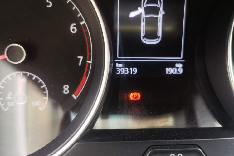 Used Volkswagen Golf 2014 1.4TSI Automatic Comfort Model Odometer Close Up