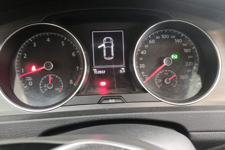 Used Volkswagen Golf 2014 1.4TSI Automatic Comfort Model Odometer Close Up