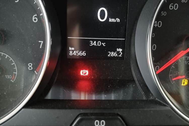 Used Volkswagen Golf 2014 1.6L Automatic Comfort Model Odometer Close Up