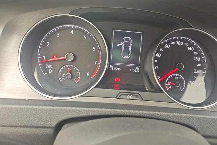 Used Volkswagen Golf 2014 1.4TSI Automatic Comfort Model Odometer Close Up