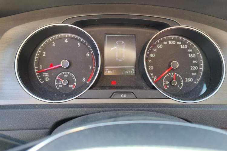 Used Volkswagen Golf 2014 1.4TSI Automatic Comfort Model Odometer Close Up