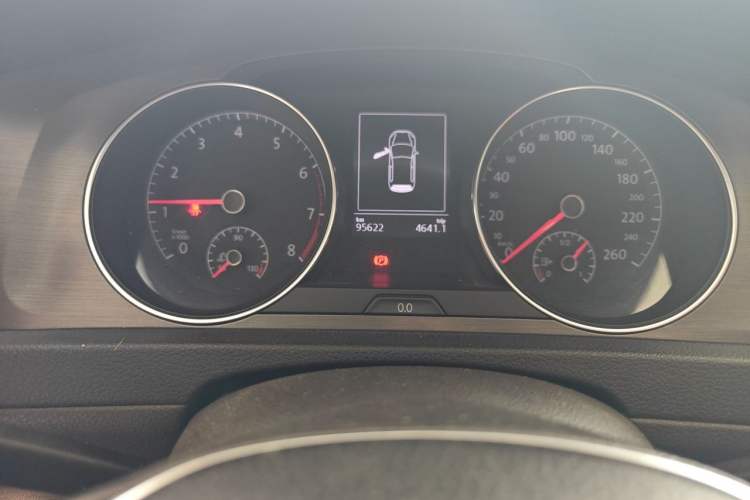 Used Volkswagen Golf 2014 1.4TSI Automatic Comfort Model Odometer Close Up