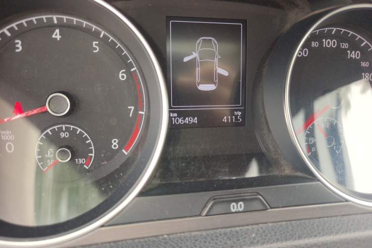 Used Volkswagen Golf 2014 1.4TSI Automatic Comfort Model Odometer Close Up