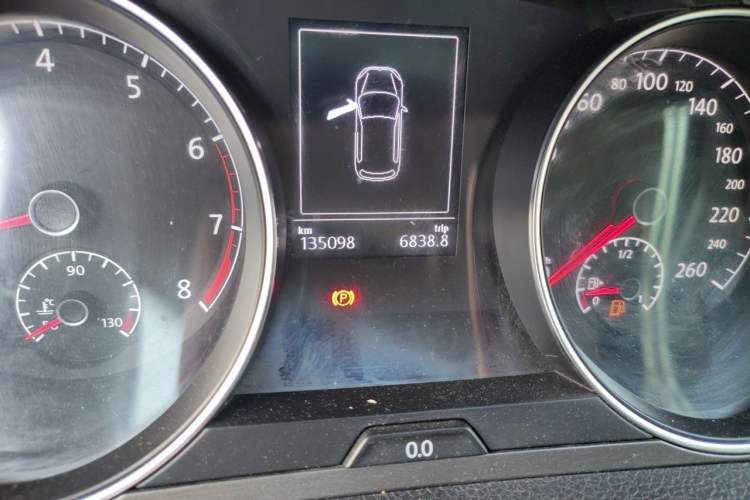Used Volkswagen Golf 2014 1.4 TSI Manual Comfort Model Odometer Close Up