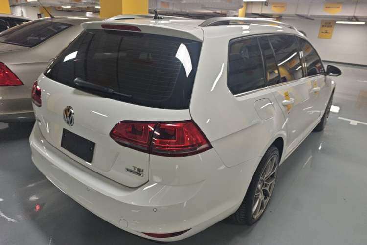 Used Volkswagen Golf 2014 1.4TSI Luxury Travel Edition Rear Right 45 Deg
