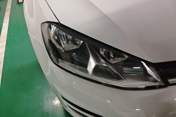Used Volkswagen Golf 2014 1.6L Automatic Comfort Model Right Front Headlight