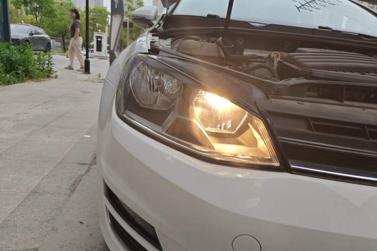 Used Volkswagen Golf 2014 1.6L Automatic Comfort Model Right Front Headlight