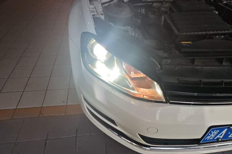 Used Volkswagen Golf 2014 1.6L Automatic Comfort Model Right Front Headlight
