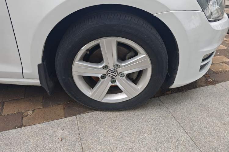 Used Volkswagen Golf 2014 1.4TSI Automatic Luxury Model Right Front Wheel Hub