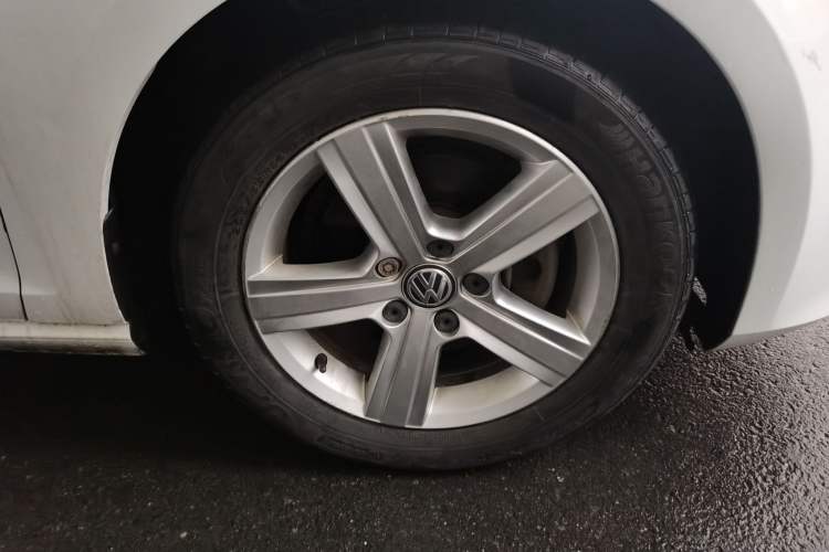 Used Volkswagen Golf 2014 1.6L Automatic Comfort Model Right Front Wheel Hub