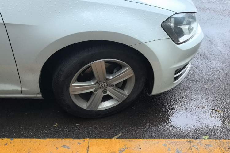 Used Volkswagen Golf 2014 1.6L Automatic Comfort Model Right Front Wheel Hub