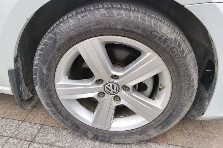 Used Volkswagen Golf 2014 1.4TSI Automatic Comfort Model Right Front Wheel Hub