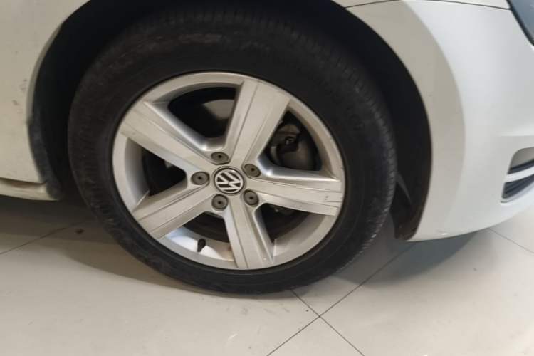 Used Volkswagen Golf 2014 1.4TSI Automatic Luxury Model Right Front Wheel Hub