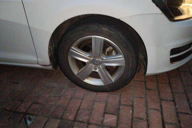 Used Volkswagen Golf 2014 1.4TSI Automatic Comfort Model Right Front Wheel Hub